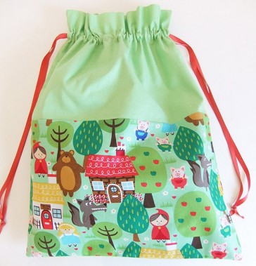 sacco-asilo-personalizzato-con-ricamo-nome-cappuccetto-rosso