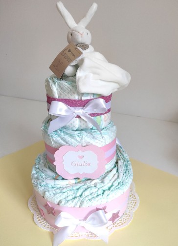 torta-di-pannolini-bimba-con-doudou